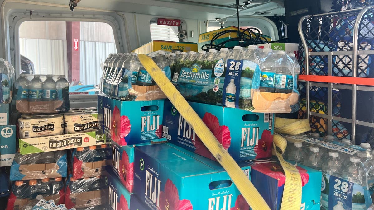 boce vode i druge potrepštine za pomoć uraganima u helikopteru