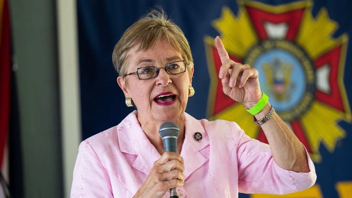 Poslanica Marcy Kaptur, D-Ohio, govori na godišnjem pečenju kukuruza VFW Post 2529 u Sanduskyju, Ohio