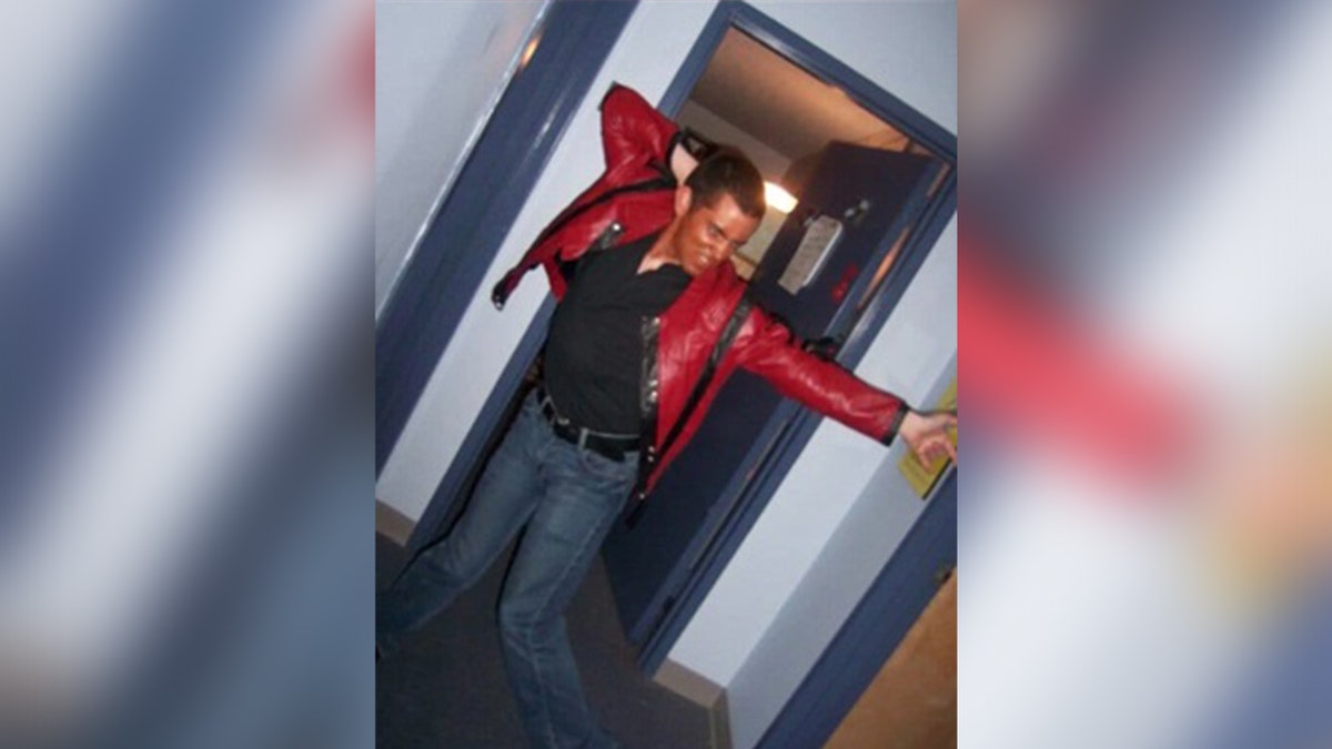 Michael Lawler obučen u crno lice kao Michael Jackson