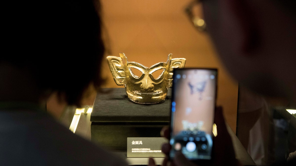 Zlatna maska iskopana iz ruševina Sanxingdui