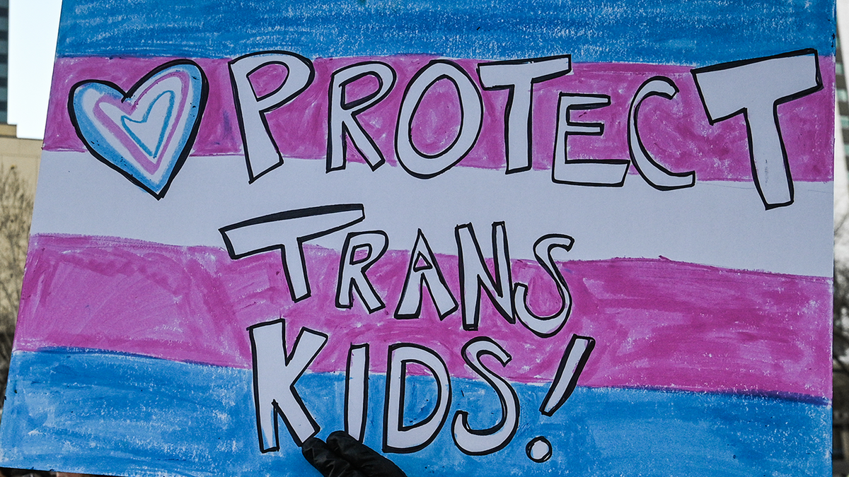 Znak 'Protect Trans Kids'