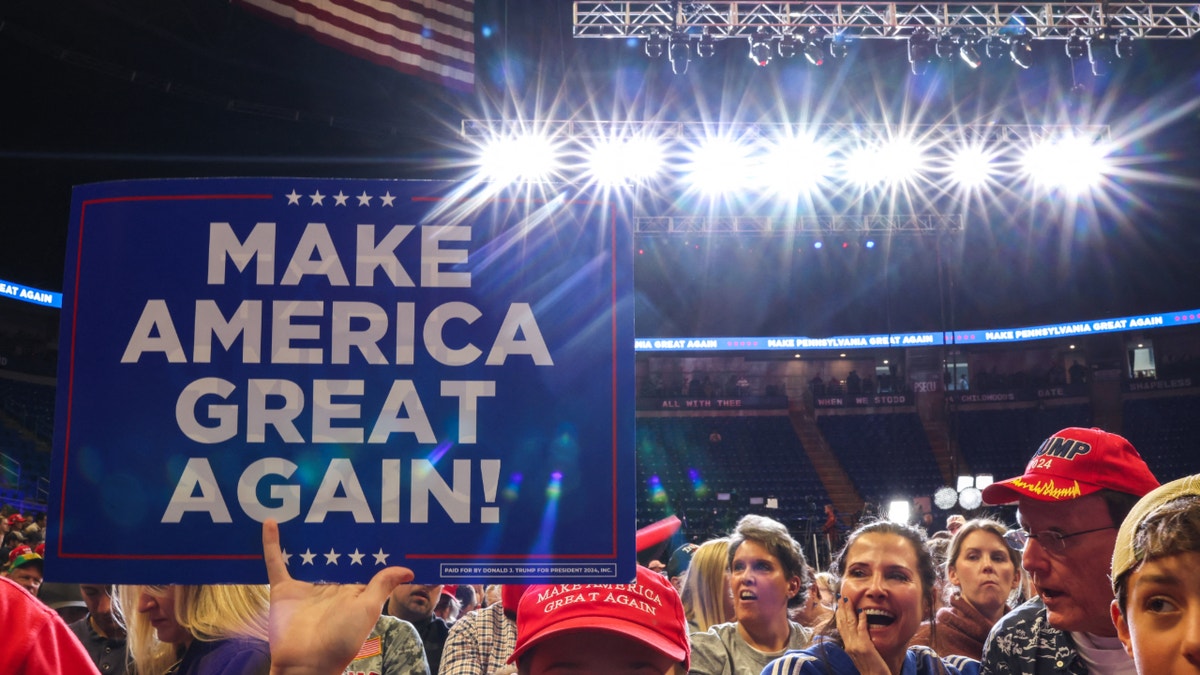 Pristaše bivšeg predsjednika Donalda Trumpa na predizbornom skupu u State Collegeu u Pennsylvaniji. (Fotografija Charly Triballeau/AFP putem Getty Images)