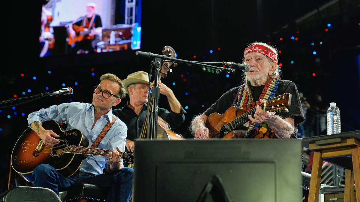 Glazbenik Willie Nelson nastupa uoči događaja za potpredsjednicu demokratske predsjedničke kandidatkinje Kamale Harris na skupu u Houstonu, petak, 25. listopada 2024. (AP Photo/Susan Walsh)