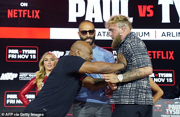 (LR) Bivši američki boksački prvak u teškoj kategoriji Mike Tyson i američki YouTuber i boksač Jake Paul sučeljavaju se tijekom konferencije za novinare na Fanatics Fest NYC 18. kolovoza 2024. u New Yorku. Meč teške kategorije odgođen je za 15. studenog 2024., a održat će se u Arlingtonu u Teksasu. (Fotografija TIMOTHY A. CLARY/AFP) (Fotografija TIMOTHY A. CLARY/AFP putem Getty Images)