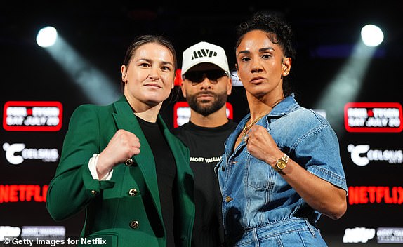 ARLINGTON, TEXAS - 16. SVIBNJA: (LR) Katie Taylor, Nakisa Bidarian i Amanda Serrano poziraju na pozornici tijekom boksačkog meča Jakea Paula protiv Mikea Tysona Arlington press konferencija na Texas Live! 16. svibnja 2024. u Arlingtonu, Texas. (Fotografija Cooper Neill/Getty Images za Netflix)