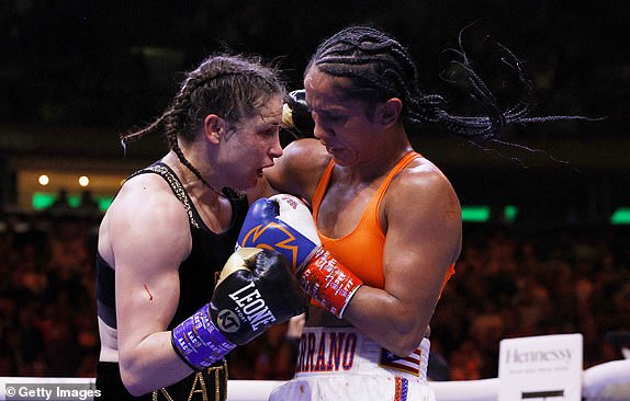 NEW YORK, NEW YORK - 30. TRAVNJA: Katie Taylor iz Irske (crne gaće) razmjenjuje udarce s Amandom Serrano iz Portorika (bijele gaće) za borbu za naslov svjetske prvakinje u lakoj kategoriji u Madison Square Gardenu 30. travnja 2022. u New Yorku, New York . Ova borba označava prvu žensku boksačku borbu koja je vodila Madison Square Garden u povijesti ovog mjesta. Taylor je pobijedio Serrana odlukom sudaca. (Fotografija Sarah Stier/Getty Images)