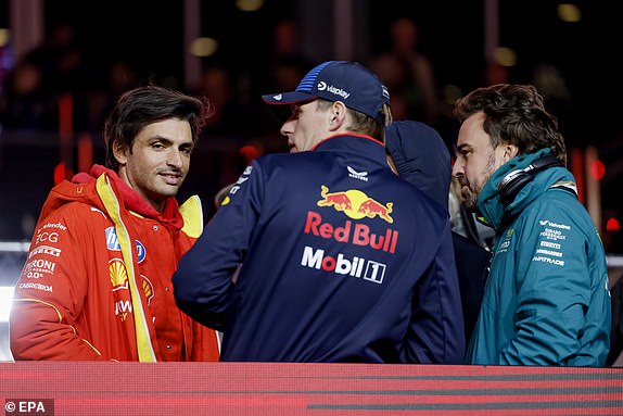 epa11737529 Scuderia Ferrari driver Carlos Sainz Jr. (L) of Spain, Red Bull Racing driver Max Verstappen (C) of Netherlands and Aston Martin driver Fernando Alonso (R) of Spain participate during the driver's parade before the Formula One Las Vegas Grand Prix at the Las Vegas Strip Circuit in Las Vegas, Nevada, USA, 23 November 2024.  EPA/SHAWN THEW