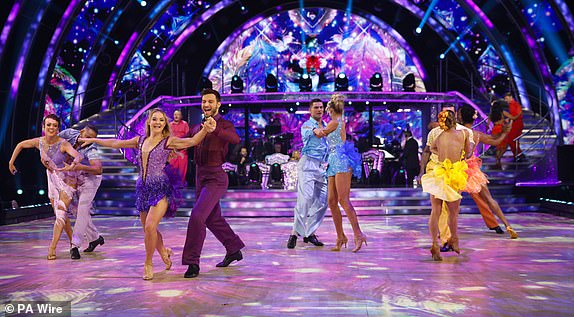 Za korištenje samo u Ujedinjenom Kraljevstvu, Irskoj ili zemljama Beneluksa. BBC-jeva fotografija slavnih i profesionalnih plesača Strictly Come Dancing tijekom njihovog pojavljivanja u subotnjoj emisiji Strictly Come Dancing na BBC1. Datum slike: subota, 23. studenog 2024. Pogledajte PA priču SHOWBIZ Strictly. Autor fotografije trebao bi glasiti: Guy Levy/BBC/PA Wire NAPOMENA UREDNICIMA: Nije za korištenje više od 21 dan nakon izdavanja. Možete koristiti ovu sliku bez naknade samo u svrhu objavljivanja ili izvještavanja o trenutnom BBC-jevom programu, osoblju ili drugim BBC-jevim rezultatima ili aktivnostima unutar 21 dana od izdavanja. Svako korištenje nakon tog vremena MORA biti odobreno putem BBC Picture Publicityja. Molimo da sliku pripišete BBC-ju i bilo kojem imenovanom fotografu ili neovisnom stvaratelju programa, kao što je opisano u naslovu.