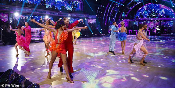 Za korištenje samo u Ujedinjenom Kraljevstvu, Irskoj ili zemljama Beneluksa. BBC-jeva fotografija slavnih i profesionalnih plesača Strictly Come Dancing tijekom njihovog pojavljivanja u subotnjoj emisiji Strictly Come Dancing na BBC1. Datum slike: subota, 23. studenog 2024. Pogledajte PA priču SHOWBIZ Strictly. Autor fotografije trebao bi glasiti: Guy Levy/BBC/PA Wire NAPOMENA UREDNICIMA: Nije za korištenje više od 21 dan nakon izdavanja. Možete koristiti ovu sliku bez naknade samo u svrhu objavljivanja ili izvještavanja o trenutnom BBC-jevom programu, osoblju ili drugim BBC-jevim rezultatima ili aktivnostima unutar 21 dana od izdavanja. Svako korištenje nakon tog vremena MORA biti odobreno putem BBC Picture Publicityja. Molimo da sliku pripišete BBC-ju i bilo kojem imenovanom fotografu ili neovisnom stvaratelju programa, kao što je opisano u naslovu.