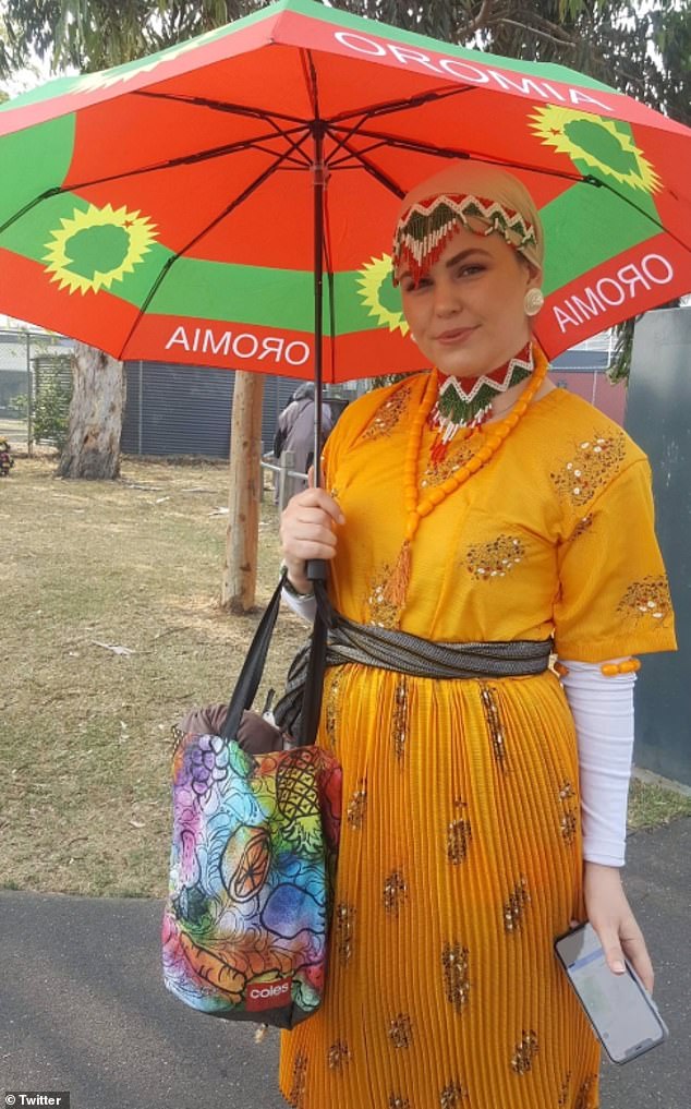 Bivša wellness blogerica kasnije je prihvatila etničku skupinu 'Oromo' u Melbourneu, čak je počela nositi maramu i nazvala se 'Sabontu'