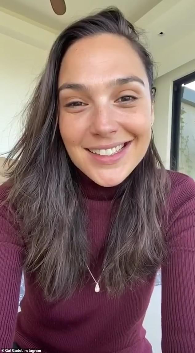 Video s pjevanjem probudio je uspomene na 2020. godinu kada su Gal Gadot i slavni prijatelji bili označeni kao 'nedodirljivi' od strane korisnika društvenih medija nakon što su udružili snage u samoizolaciji kako bi otpjevali verziju pjesme Imagine Johna Lennona za dijeljenje na internetu