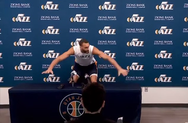 U ožujku 2020. NBA centar je u šali dotaknuo svaki mikrofon na tiskovnoj konferenciji prije nego što je bio pozitivan na Covid-19 samo nekoliko dana kasnije
