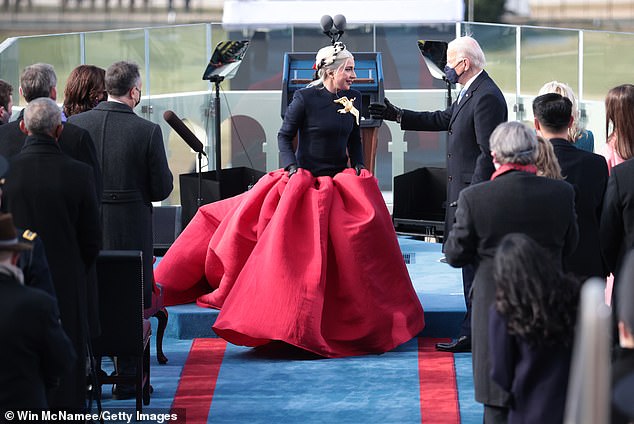 Lady Gaga je slavno upotrijebila svoje dvije oktave, mezzosopran cijevi za nacionalnu himnu na ceremoniji inauguracije 81-godišnjeg političara 2021.