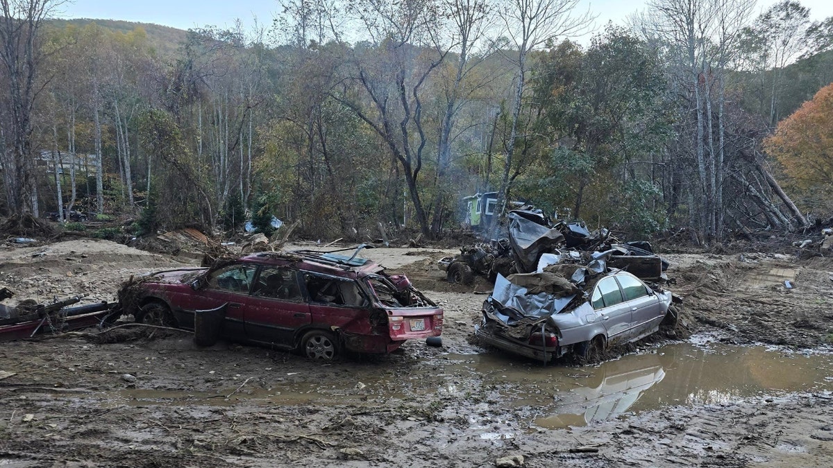 Dva uništena automobila u Gerren Creeku nakon Helene