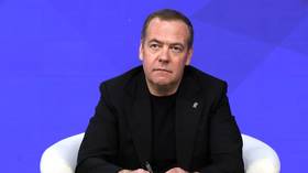 Medvedev upozorava na 'totalni rat'