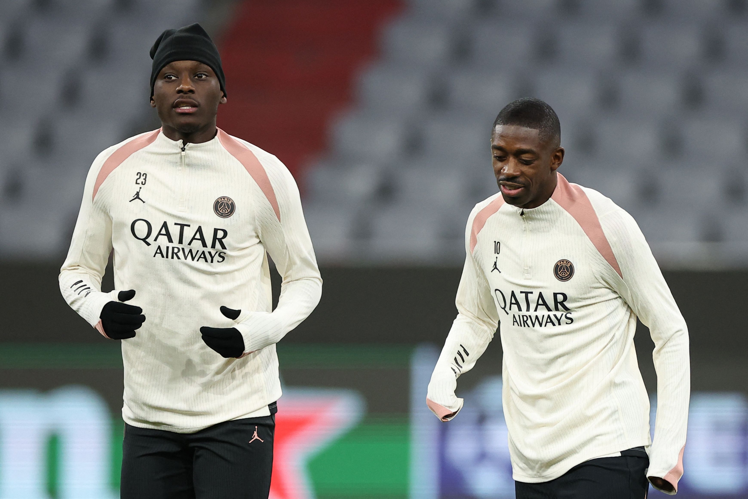 Francuski napadač broj 23 Paris Saint-Germaina Randal Kolo Muani (L) i francuski napadač broj 10 Paris Saint-Germaina Ousmane Dembele sudjeluju na treningu uoči nogometne utakmice UEFA Lige prvaka protiv FC Bayern Münchena na Allianz Areni u München, južna Njemačka, 25. studenog 2024. (Fotografija FRANCK FIFE / AFP)