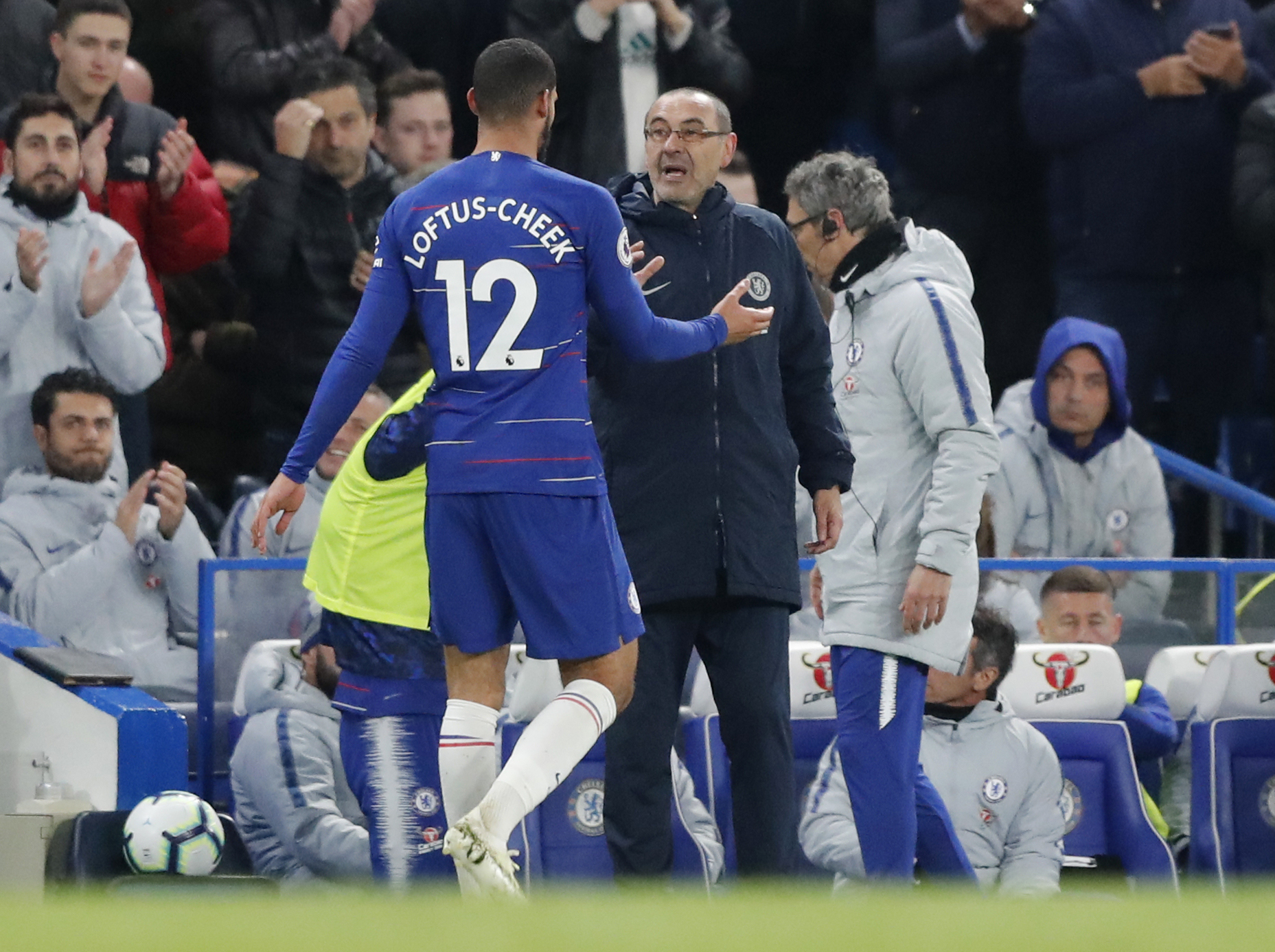 Chelseajev timski menadžer Maurizio Sarri, desno, razgovara s Chelseajevim Rubenom Loftus-Cheekom, lijevo, tijekom nogometne utakmice engleske Premier lige između Chelseaja i Brighton & Hove Albiona na stadionu Stamford Bridge u Londonu, srijeda, 3. travnja 2019. (AP Photo/ Frank Augstein)