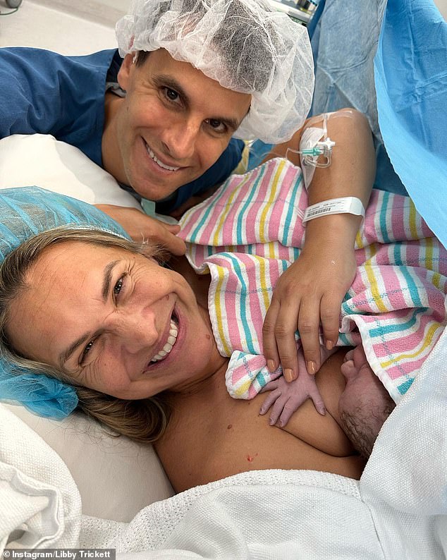 Vijest o Libbynoj bebi dolazi samo 18 mjeseci nakon što su ona i Luke u svibnju prošle godine dobili svoje četvrto dijete - sina Alfieja (na slici u bolnici u to vrijeme)