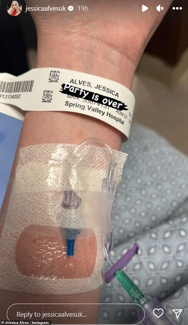 Uzrujana: Jessica je podijelila fotografiju svoje ruke s kanilom u bolnici u Spring Valleyu, uz natpis: 'Zabava je gotova'