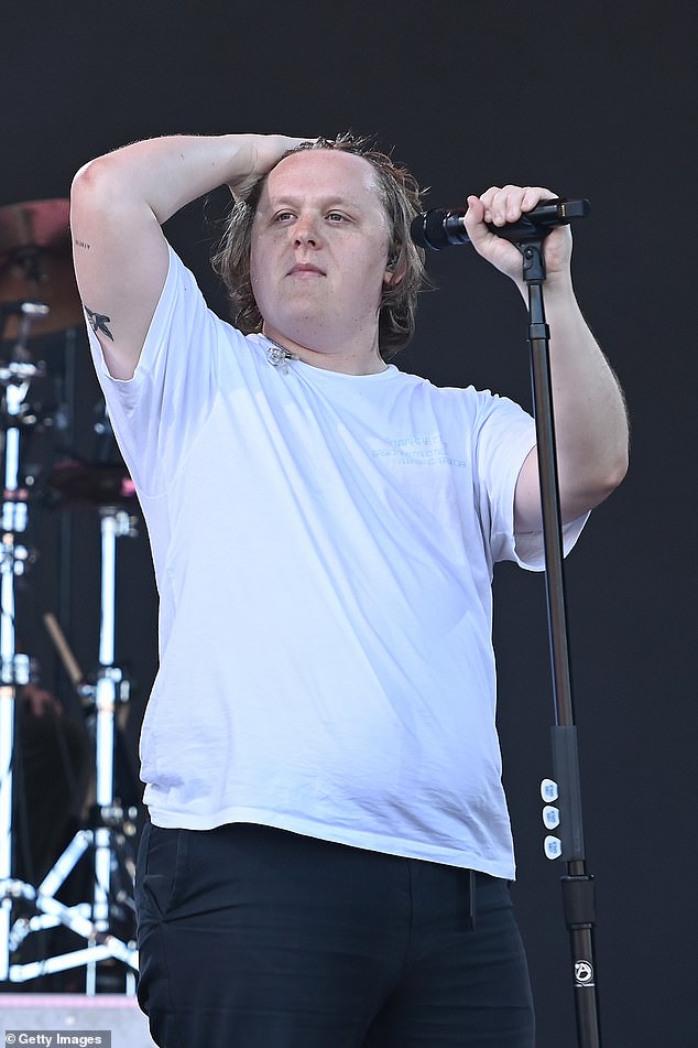Lewis je na pauzi od nastupa nakon nastupa na Glastonburyju u lipnju 2023. kada je imao problema s pjevanjem zbog Touretteovih simptoma