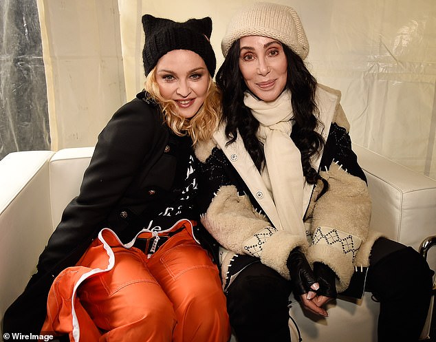 'Nikada je nisam mrzila, samo sam mislila da je odvratna', rekla je Cher jednom o Madonni, s kojom je slikana na Ženskom maršu u Washingtonu, DC 2017.