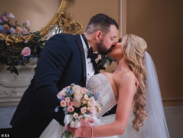Nadalje je tvrdio da je Peggy posjetila njegov stan samo tri puta, da su imali seks samo šest puta i da ih je prisluškivao TOWIE ¿, ali može se pridružiti samo ako je slobodna