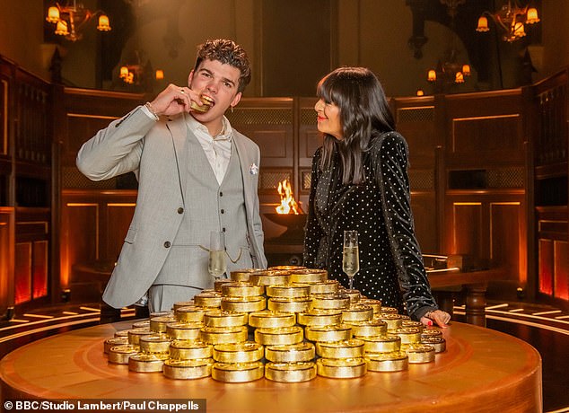 The Traitors: Live Experience ponudit će igračima jedinstvenu priliku da urone u srce drame (Claudia Winkleman na slici s Harryjem, pobjednikom serije 2)