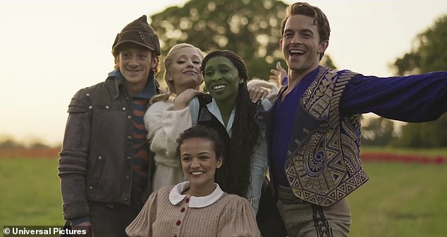 U filmu s budžetom od 145 milijuna dolara također glume stvarni dečko bivše dječje zvijezde Nickelodeona, Ethan Slater (L), Marissa Bode (M), Cynthia Erivo (2-R), Jonathan Bailey (R), Bowen Yang, Peter Dinklage, Michelle Yeoh, i Jeff Goldblum