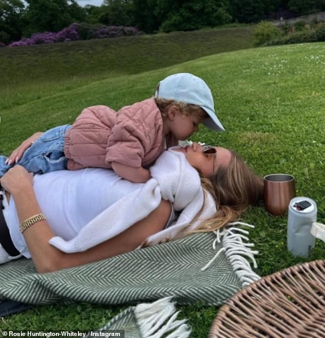 Rosie je u lipnju podijelila rijetke fotografije sa svojom obitelji i označila ih kao 'seoske budale' nakon što su pobjegli iz grada na raskošan bijeg