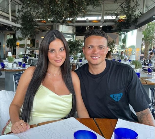 Jermaine Jenas, 41, na fotografiji sa suprugom Ellie Penfold. Priznao je da je bila 'apsolutno bijesna' nakon što je saznala za poruke i da ga je izbacila iz njihove spavaće sobe