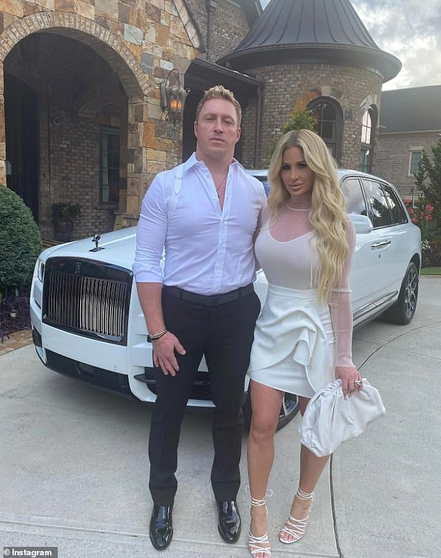 Kim Zolciak-Biermann i njezin otuđeni drugi suprug Kroy Biermann napravili su još jedan korak prema napuštanju svog bračnog doma u Miltonu, GA u utorak nakon više od godinu dana neugodnog suživota