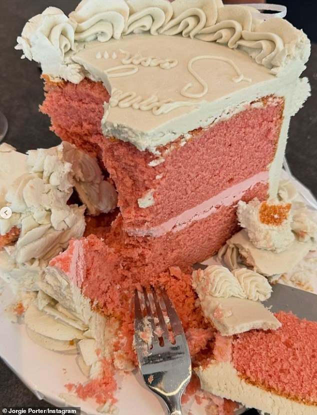 Otkrivajući svoju vijest, Jorgie je objavila fotografiju razrezane torte na kojoj se vidi ružičasti biskvit s ružičastom glazurom unutra