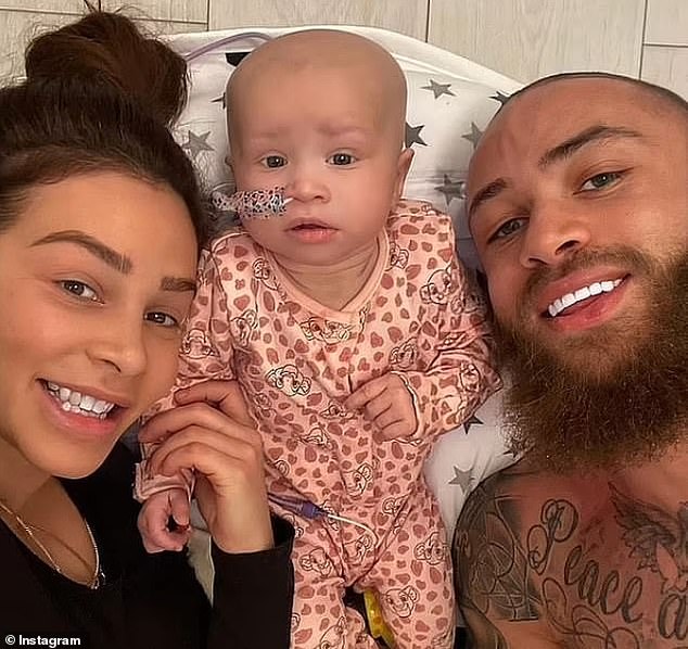 Ashley i Safiyya planirale su otputovati u Singapur s Azaylijom na specijalističko liječenje leukemije, no liječnici su im rekli da je previše bolesna da bi krenula na put