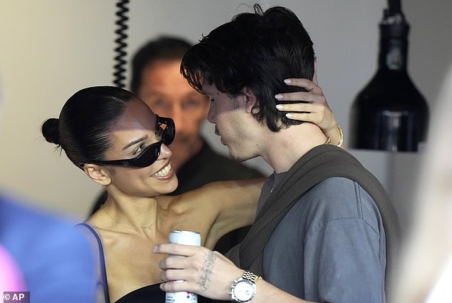 Par je potvrdio svoju romansu u rujnu - i prošlog mjeseca uživali su na odmoru s Beckhamovima na Floridi (na slici zajedno prošlog mjeseca)