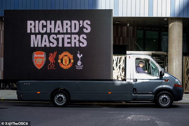 Navijači Man Cityja postavili su golemi zaslon ispred sjedišta Premier lige na nedavnom susretu klubova