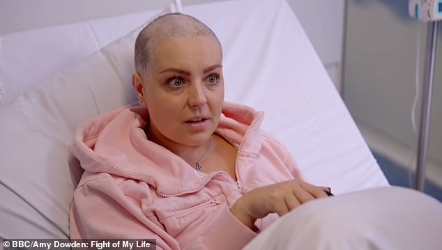 Upućeni u emisiju bojali su se da bi Amy, koja se također bori s Crohnovom bolešću i oporavlja od raka dojke, mogla napustiti seriju nakon što je pala u subotu navečer
