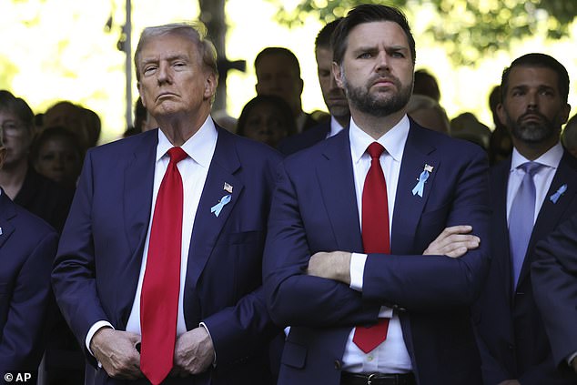 Trump je Roberts nazvao 'naježenom', ali je priznao da ju voli nakon reklame - slikano s kandidatom za potpredsjednika JD Vanceom u rujnu