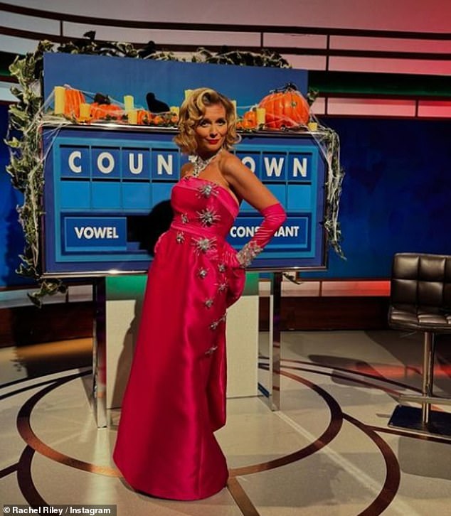 U međuvremenu, ona nije bila jedina koja je kanalizirala Marilyn slavni izgled, s Rachel Riley iz Countdowna koja je nosila dužu verziju haljine tijekom specijalne emisije za Noć vještica.