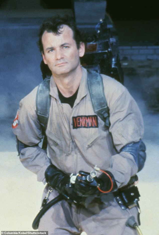 28-godišnji pjevač kanalizirao je poznati film iz 1984. dok je nosio bež kombinezon s poznatim logom Ghostbusters na ruci (Bill Murray na slici u Ghostbustersima)