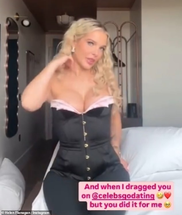 Zapanjujuća, koja se suočila s oštrim reakcijama nakon što je priznala da već ima tajnog dečka unatoč pojavljivanju u Celebs Go Dating, upotpunila je svoj outfit parom hlača koje su obujale figuru i stilizirala svoje plave pramenove u opuštene valove