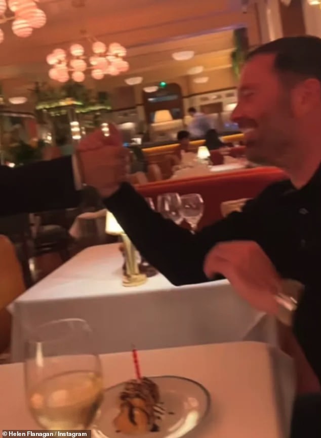 I slavljenik Robbie za izlazak se odjenuo u crno i nije mogao skinuti osmijeh s lica kada ga je iznenadio desert sa svijećom