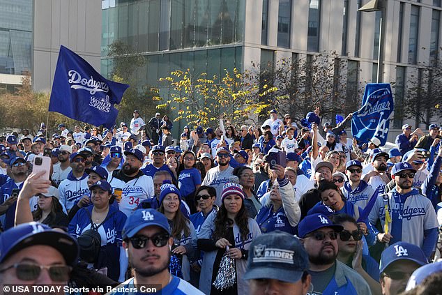 Navijač Los Angeles Dodgersa hitno je prevezen u bolnicu nakon što je pao sa zgrade na paradi