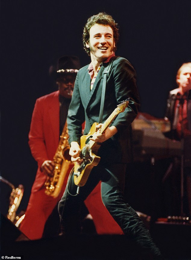 Bruce Springsteen prodao je više od 140 milijuna albuma diljem svijeta, što ga čini 27. najprodavanijim glazbenim izvođačem svih vremena, od 2024.