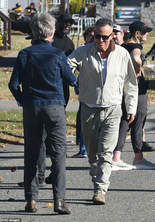 Bruce Springsteen (75) iznenada je posjetio set svog biografskog filma u petak u Rockawayu, New Jersey, gdje ga je dočekao Warren Zanes, pisac knjige po kojoj se film temelji.