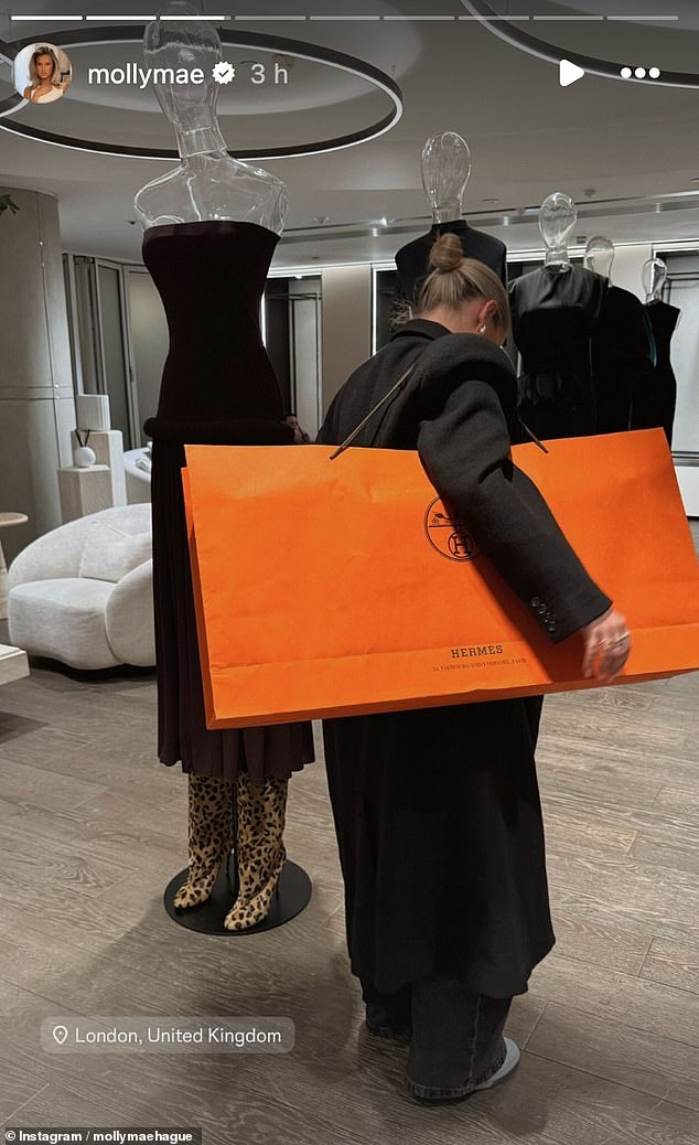 TV osoba podijelila je neke slike svog dana u luksuznoj robnoj kući gdje je prskala gotovinom i mogla se vidjeti s ogromnom narančastom Hermesovom torbom preko ramena