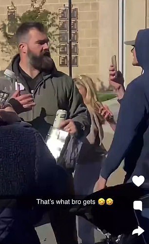 Jason Kelce je u subotu ljutito tresnuo telefon obožavatelja o tlo u Penn Stateu