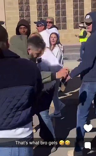 Moglo se čuti obožavatelja kako svog brata Travisa naziva 'je*****'