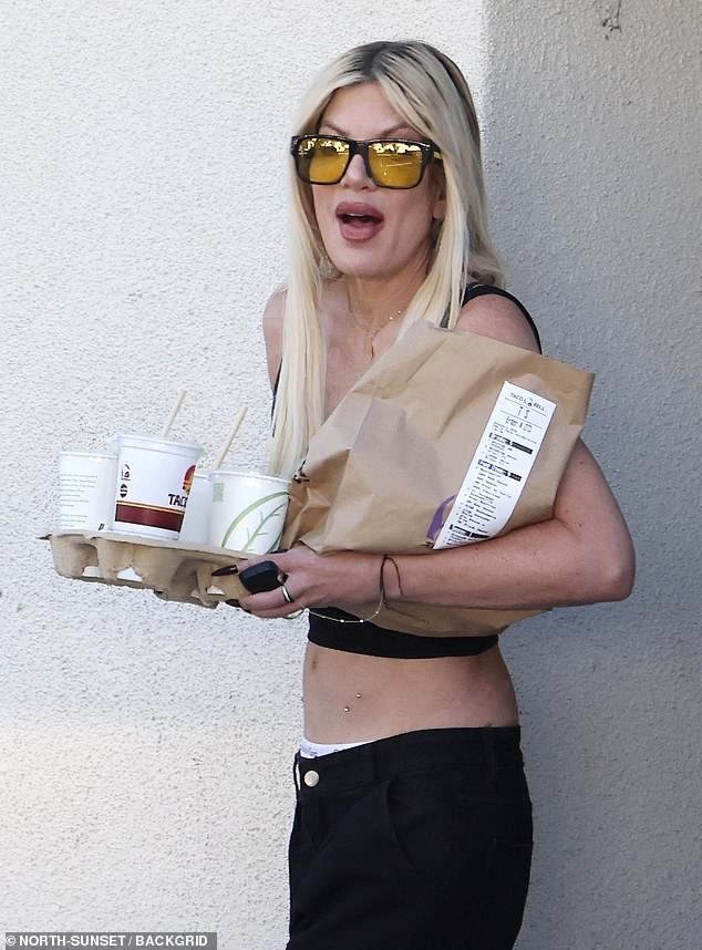Tori Spelling pokazala je novi dodatak nakitu za tijelo dok je u petak izašla na trčanje sa svojom djecom u Los Angelesu.