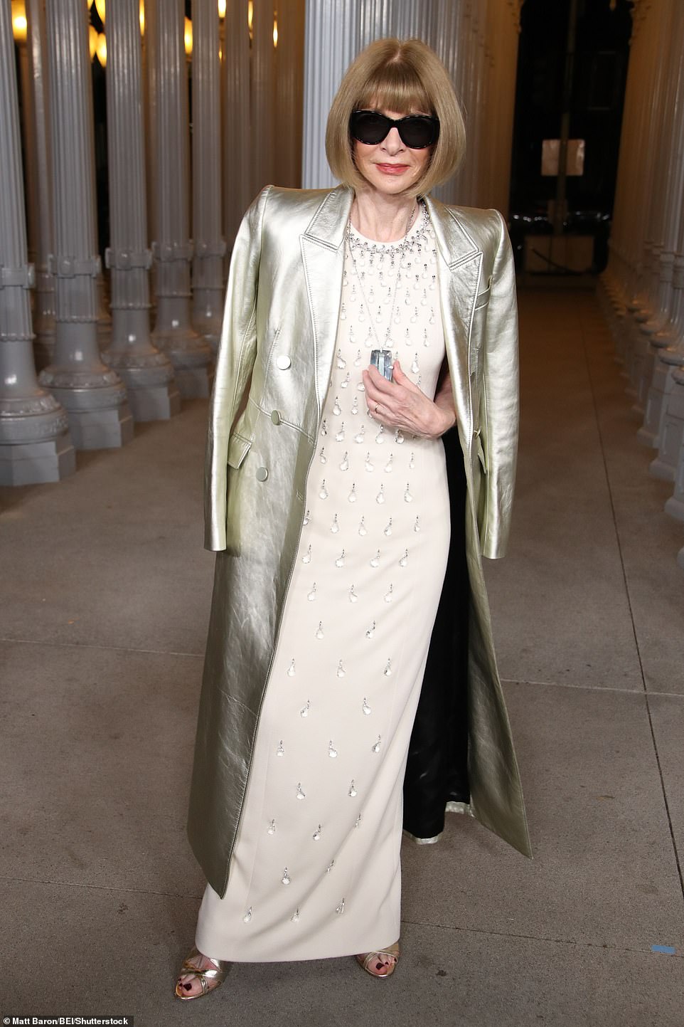 Anna Wintour turned up the glamour in a cream-colored gown adorned with teardrop crystals and sparkling gems. Over her shoulders, the Vogue editor-in-chief wore a metallic silver trench coat and matching heels