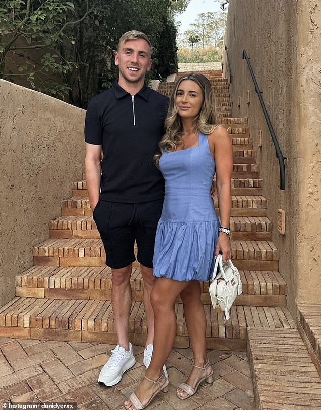 Pobjednica Love Islanda (28) rekla je da je 'ostala bez teksta' kada se ovog ljeta zaručila za tri godine mlađeg dečka, nogometaša Engleske i West Hama Jarroda, na romantičnom izletu brodom na Ibizi